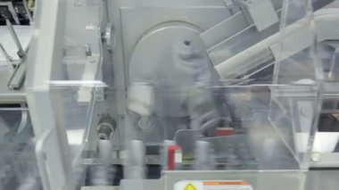 iç hapları kutu ambalaj için bir ilaç endüstrisi ekipman. Otomatik optik inceleme makinesi, inceler şişeleri ve sıvı ve konteyner Defektlerde parçacıklar için ampul