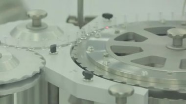 İlaç sanayii. İlaç işçi tablet blister ambalaj makinesi çalışır. şırınga imalatı. şırınga. ilaç endüstrisi. Ampul içinde satır makine konveyör için ambalaj cam şişe