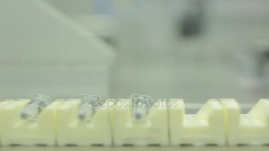 İlaç sanayii. İlaç işçi tablet blister ambalaj makinesi çalışır. şırınga imalatı. şırınga. ilaç endüstrisi. Ampul içinde satır makine konveyör için ambalaj cam şişe