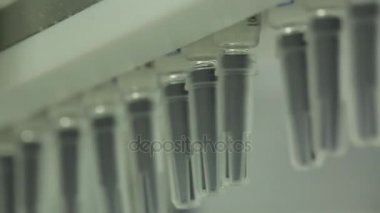 İlaç sanayii. İlaç işçi tablet blister ambalaj makinesi çalışır. şırınga imalatı. şırınga. ilaç endüstrisi. Ampul içinde satır makine konveyör için ambalaj cam şişe