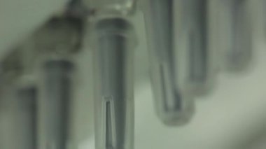 İlaç sanayii. İlaç işçi tablet blister ambalaj makinesi çalışır. şırınga imalatı. şırınga. ilaç endüstrisi. Ampul içinde satır makine konveyör için ambalaj cam şişe