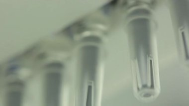 İlaç sanayii. İlaç işçi tablet blister ambalaj makinesi çalışır. şırınga imalatı. şırınga. ilaç endüstrisi. Ampul içinde satır makine konveyör için ambalaj cam şişe