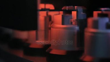 Lazer ışını. Lazer konveyör karanlık. Cpharmaceutics. İlaç işçi tablet blister ambalaj makinesi çalışır. şırınga imalatı. şırınga. ilaç endüstrisi. Satır makine konveyör