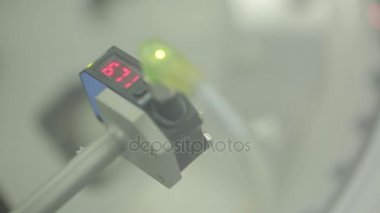 teknisyen termal görüntüleme kamera fabrikasında sıcaklığı kontrol etmek için kullanın. ekipman imalatı sıcaklık kontrol etmek için. Elektrik sıcaklık ölçüm. Bilim ve tıp. Çekilen orijinal