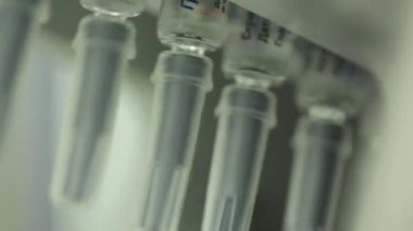 İlaç sanayii. İlaç işçi tablet blister ambalaj makinesi çalışır. şırınga imalatı. şırınga. ilaç endüstrisi. Ampul içinde satır makine konveyör için ambalaj cam şişe