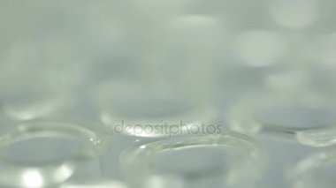 Yumuşak jelatin kapsül ilaç için üretim kullanımda içeren yağlı ilaç ve besin takviyesi vitamin A, E, balık yağı, çuha çiçeği yağı, pirinç ahır yağ ve yağlı diğer ilaçlar gibi. Bir sürü boş