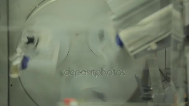 Intérieur d'un équipement de l'industrie pharmaceutique pour l'emballage des boîtes de pilules. Machine d'inspection optique automatique, inspecte les flacons et les ampoules pour détecter la présence de particules dans les défauts des liquides et des contenants — Video