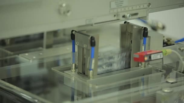 Інтер'єр фармацевтичної промисловості обладнання для упаковки таблеток коробки. Автоматична машина для оптичного огляду, оглядає флакони та ампули для частинок у рідких та контейнерних дефектах — стокове відео