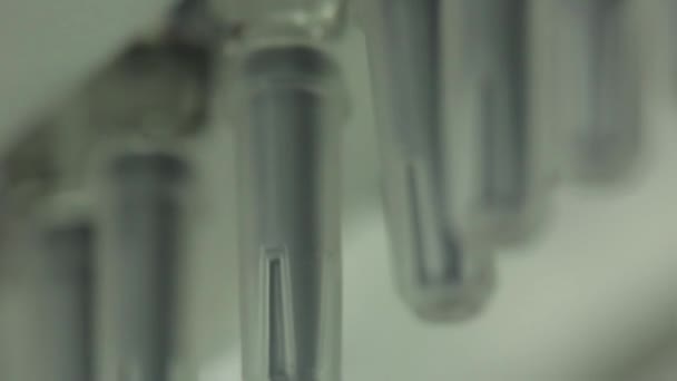 Pharmacie. Travailleur pharmaceutique fonctionne tablette blister machine d'emballage. fabrication de seringues. seringue. industrie pharmaceutique. Convoyeur de ligne pour emballer des ampoules de bouteilles en verre dans 