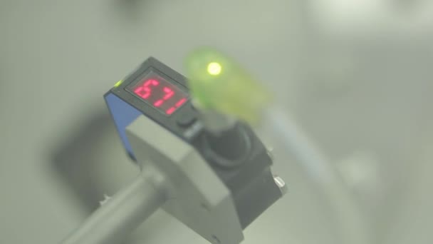 El técnico utiliza la cámara térmica de la proyección de imagen para comprobar temperatura en fábrica. equipo para comprobar la temperatura en la fabricación. medición de temperatura eléctrica. Ciencia y medicina. Inyección auténtica en — Vídeo de stock