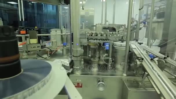 Pharmazie. Pharmazeutin bedient eine Blisterverpackungsmaschine für Tablets. Herstellung von Spritzen. Spritze. Pharmaindustrie. Linienmaschinenförderer zum Verpacken von Glasflaschen-Ampullen in — Stockvideo