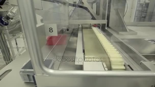 Pharmazie. Pharmazeutin bedient eine Blisterverpackungsmaschine für Tablets. Herstellung von Spritzen. Spritze. Pharmaindustrie. Linienmaschinenförderer zum Verpacken von Glasflaschen-Ampullen in — Stockvideo