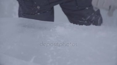 Master kazıyıcı bir hareket bir buz heykel oluşturmak için buz üzerinde gerçekleştirir. Özel aracı için eziyet aşağı Form buz parçaları kullanarak Master. Buz besteleri gerçekleştirir çentikler ve yiv parçasında