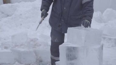Master kazıyıcı bir hareket bir buz heykel oluşturmak için buz üzerinde gerçekleştirir. Özel aracı için eziyet aşağı Form buz parçaları kullanarak Master. Buz besteleri gerçekleştirir çentikler ve yiv parçasında
