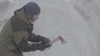 Master kazıyıcı bir hareket bir buz heykel oluşturmak için buz üzerinde gerçekleştirir. Özel aracı için eziyet aşağı Form buz parçaları kullanarak Master. Buz besteleri gerçekleştirir çentikler ve yiv parçasında