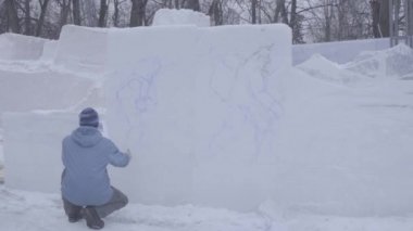Kar üzerinde çizim. Buz kesmek hazır olun. Buz heykel yapmaya başlamak için hazır olun. Kar boyamak için. Renk kullanarak kar üzerinde çizin. Resimler beyaz kış kar üzerinde çizin. V-günlük