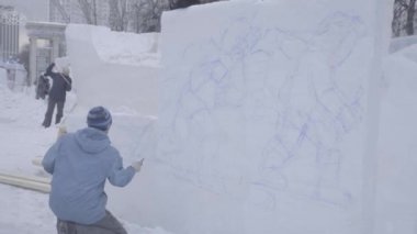 Kar üzerinde çizim. Buz kesmek hazır olun. Buz heykel yapmaya başlamak için hazır olun. Kar boyamak için. Renk kullanarak kar üzerinde çizin. Resimler beyaz kış kar üzerinde çizin. V-günlük