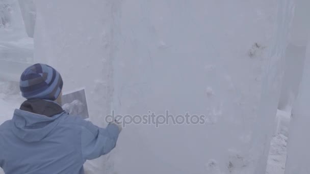 Ritning på snön. Förbereda att skära isen. Vara beredd att börja göra isskulptur. Att måla snön. Rita i snön med hjälp av färg. Rita bilder på vit vinter snö. V-Log — Stockvideo