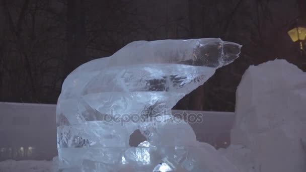 Ledová socha ledového ledního medvěda v zimním městě. Ledové sochy v Rusku. Sochy v Ledovém městě. Ledová socha a krásné sněhové vodopády — Stock video
