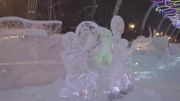 Eisskulptur gefrorener tanzender Menschen in der Winterstadt. Eisskulpturen in Russland. Skulpturen in der Eisstadt. Eisskulptur und schöner Schneefall — Stockvideo