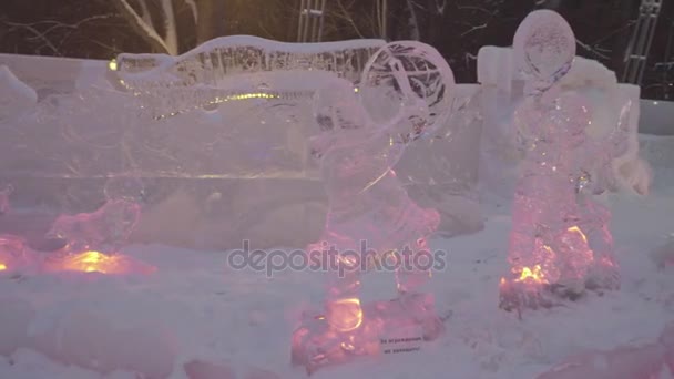 Eisskulptur gefrorener tanzender Menschen in der Winterstadt. Eisskulpturen in Russland. Skulpturen in der Eisstadt. Eisskulptur und schöner Schneefall — Stockvideo