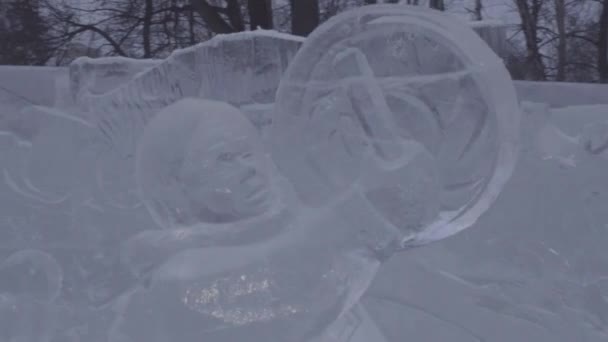 冰冷的雕塑的冷冻跳舞的人，在冬季的城市。在俄罗斯的冰雕。雕塑在冰城。冰雕塑和美丽的冰雪瀑布 — 图库视频影像
