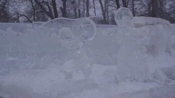 Ijzige sculptuur van bevroren dansende mensen in winter stad. De beeldhouwwerken van het ijs in Rusland. Sculpturen In The Ice stad. Ice Sculpture en prachtige sneeuw Falls — Stockvideo