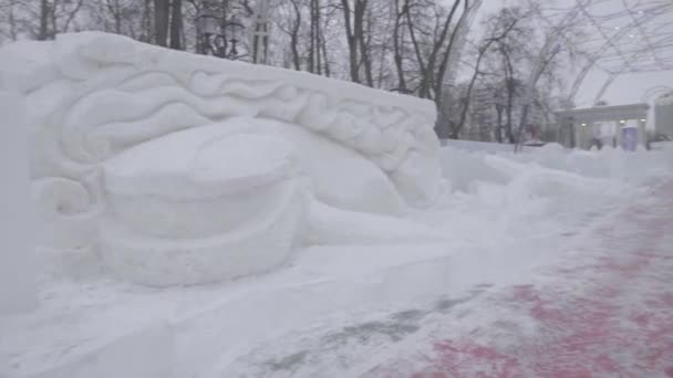 Isiga skulptur av frysta whale i vinterstaden. Val gjorda av snö. Isskulpturer i Ryssland. Skulpturer i The Ice stad. Ice skulptur och vackra snön faller — Stockvideo