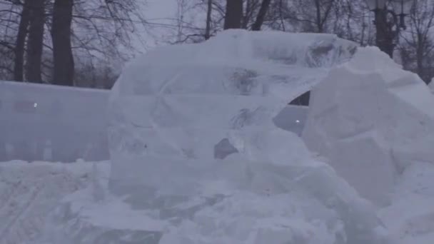 Ледяная скульптура замороженного белого медведя в зимнем городе. Белый медведь из снега. Скульптуры льда в России. Скульптуры в ледяном городке. Ледяные скульптуры и водопады — стоковое видео