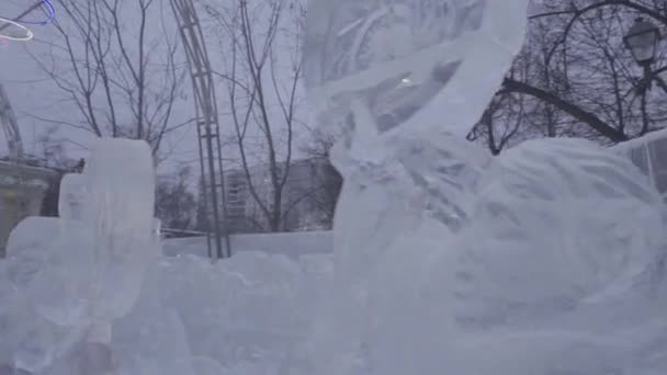 Ледяная скульптура замерзших танцующих людей в зимнем городе. Скульптуры льда в России. Скульптуры в ледяном городке. Ледяные скульптуры и водопады — стоковое видео