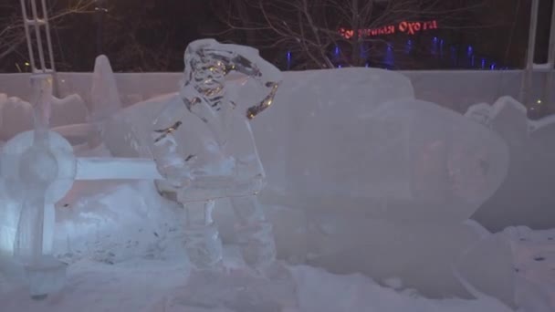 Isiga skulptur av frysta pilot. Isskulptur woodman eller man med skägg i vinterstaden. Isskulpturer i Ryssland. Skulpturer i The Ice stad. Ice skulptur och vackra snön faller — Stockvideo