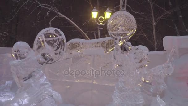 Escultura gelada de pessoas dançando congeladas na cidade de inverno. Esculturas de gelo na Rússia. Esculturas na cidade do gelo. Escultura de gelo e belas neves cai — Vídeo de Stock
