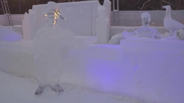 Ледяная скульптура замерзшего человека стоит в баре в зимнем городе. Скульптура мужчины стоит у бара, сделанного из льда. Скульптуры льда в России. Скульптуры в ледяном городке. Ледяная скульптура и красивые снега — стоковое видео