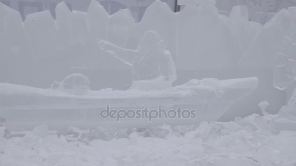 Isiga skulptur av frysta båt och skepp i vinterstaden. Skulptur av båt eller fartyg gjort av is och snö. Isskulpturer i Ryssland. Skulpturer i The Ice stad. Ice skulptur och vackra snön faller — Stockvideo