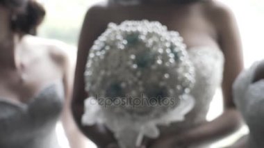 Siyah kadın dekorasyon yapay düğün buket tutar. Düğün buket yapay çiçek. Gelin şaşırtıcı beyaz düğün dekorasyon buket yapay çiçek ve metal tutar. Seçici