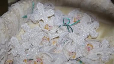 Küçük oyuncak sepeti meleklerin. Noel meleği figürler dekorasyon. Çocuk oyuncakları ve Hediyelik takımları. Seçici odak