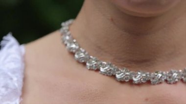 Düğün bilezik ve kolye. Takı bilezik üzerinde çalışan bir kadına. Hazine ile gelin. Kadın takı ile. Fashionable takı, küpe, bilezik ve kolye ile kız