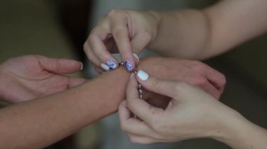 Düğün bilezik ve kolye. Takı bilezik üzerinde çalışan bir kadına. Hazine ile gelin. Kadın takı ile. Fashionable takı, küpe, bilezik ve kolye ile kız