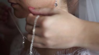Düğün bilezik ve kolye. Takı bilezik üzerinde çalışan bir kadına. Hazine ile gelin. Kadın takı ile. Fashionable takı, küpe, bilezik ve kolye ile kız