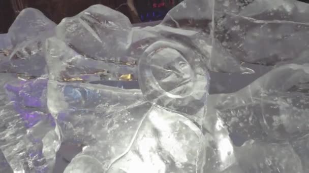 Ijzige sculptuur van bevroren dansende mensen in winter stad. De beeldhouwwerken van het ijs in Rusland. Sculpturen In The Ice stad. Ice Sculpture en prachtige sneeuw Falls — Stockvideo