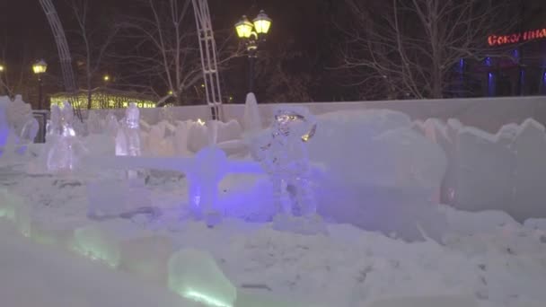 Ледяная скульптура замороженного пилота. Ледяная скульптура деревянного человека или человека с бородой в зимнем городе. Скульптуры льда в России. Скульптуры в ледяном городке. Ледяные скульптуры и водопады — стоковое видео