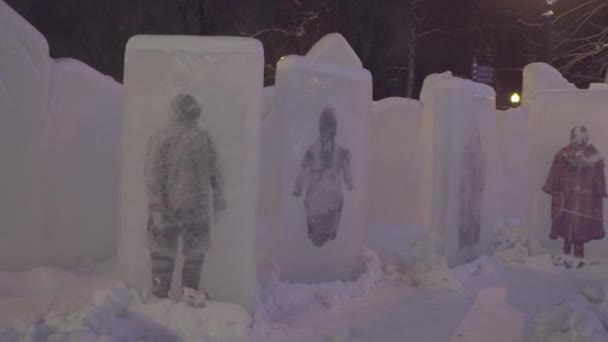 Eisskulptur gefrorener Menschen in der Winterstadt. Skulpturen von Schatten von Menschen in Eis und Schnee. Eisskulpturen in Russland. Skulpturen in der Eisstadt. Eisskulptur und schöner Schneefall — Stockvideo