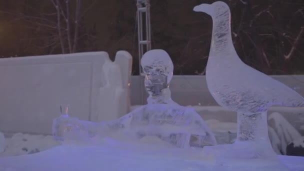 Ледяная скульптура замерзшего человека стоит в баре в зимнем городе. Скульптура и красивые снежные водопады — стоковое видео