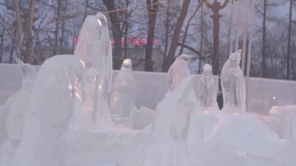 Isiga skulptur av frusna pingviner i vinterstaden. Isskulpturer i Ryssland. Skulpturer i The Ice stad. Ice skulptur och vackra snön faller — Stockvideo