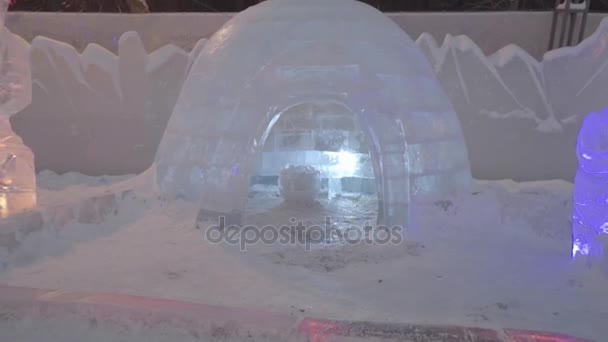 Isiga skulptur av frysta igloo i vinterstaden. Skulptur av igloo gjord av is eller snö. Isskulpturer i Ryssland. Skulpturer i The Ice stad. Ice skulptur och vackra snön faller — Stockvideo