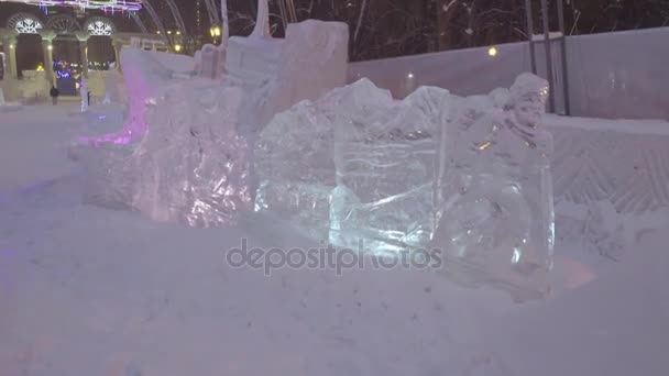 Ледяная скульптура замороженных людей в зимнем городе. Скульптура людей и палатка из льда или снега. Скульптуры льда в России. Скульптуры в ледяном городке. Ледяные скульптуры и водопады — стоковое видео