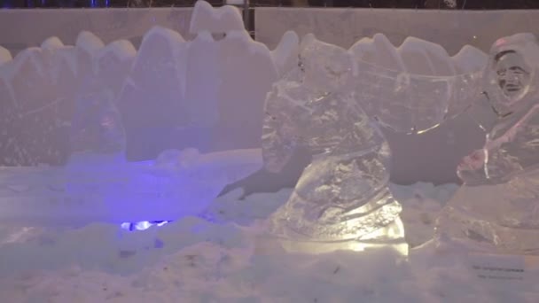 Eisskulptur gefrorener tanzender Menschen in der Winterstadt. Eisskulpturen in Russland. Skulpturen in der Eisstadt. Eisskulptur und schöner Schneefall — Stockvideo