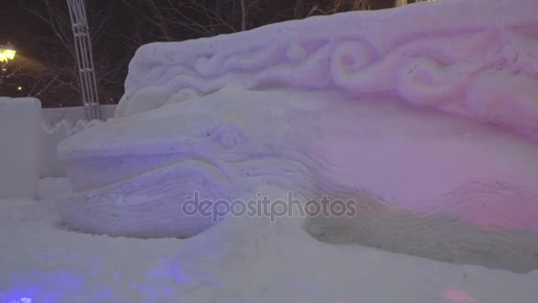 冰冷的雕塑的冷冻鲸在冬季的城市。鲸鱼雪做。在俄罗斯的冰雕。雕塑在冰城。冰雕塑和美丽的冰雪瀑布 — 图库视频影像