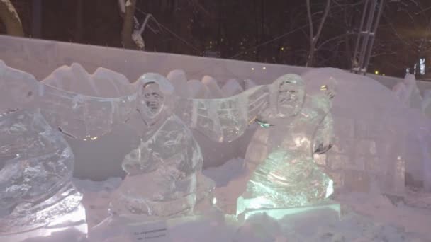 Ледяная скульптура замерзших танцующих людей в зимнем городе. Скульптуры льда в России. Скульптуры в ледяном городке. Ледяные скульптуры и водопады — стоковое видео