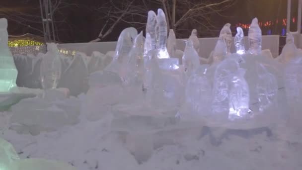 Крижана скульптура заморожених пінгвінів в місті зими. Крижані скульптури в Росії. Скульптури в льоду міста. Льодові скульптури і красивий водоспад снігу — стокове відео